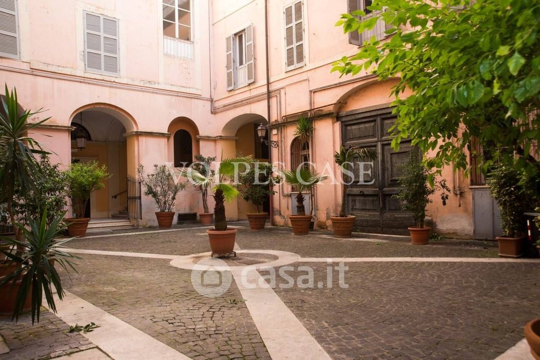 Appartamento in Vendita in Piazza dei Santi Apostoli a Roma