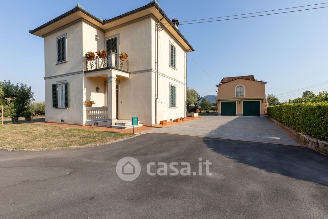 Villa in Vendita in Via Sarzanese 4535 a Lucca