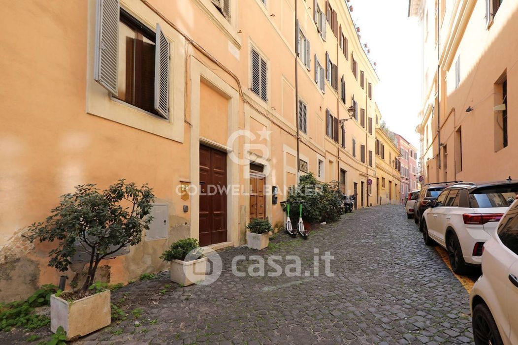 Appartamento in Vendita in Via de' Ciancaleoni a Roma