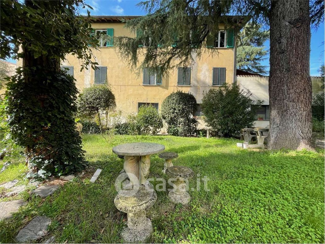 Villa in Vendita in Piazza della Resistenza a Pistoia