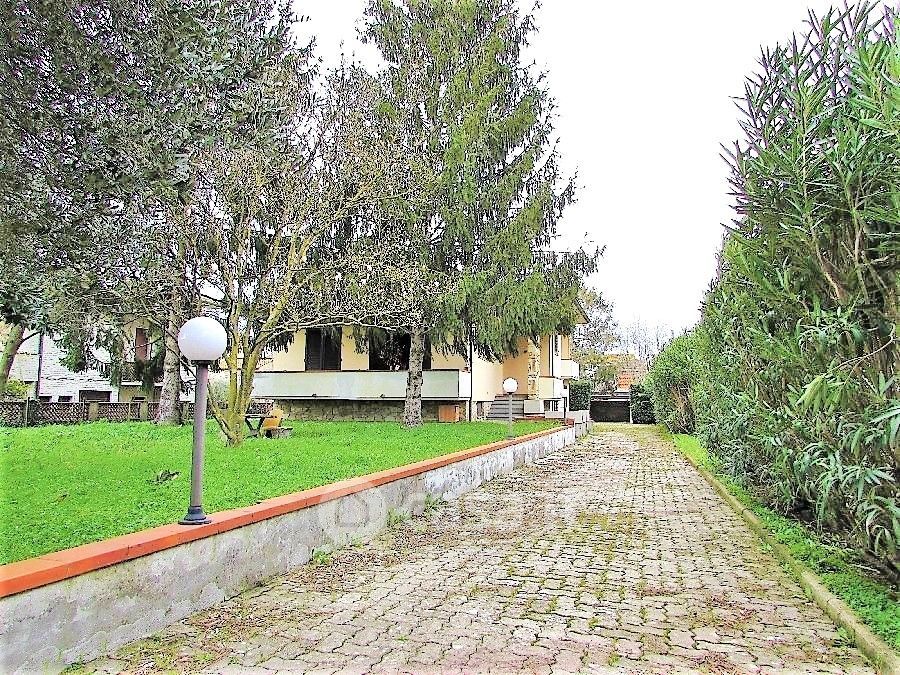 Villa in Vendita in Via per Corte Sandorini 563 a Lucca