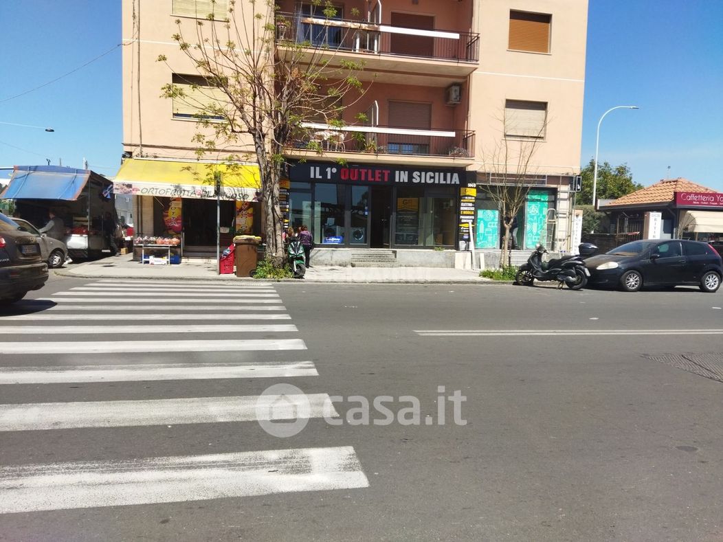 Negozio/Locale commerciale in Affitto in Viale Mario Rapisardi 504 b a Catania
