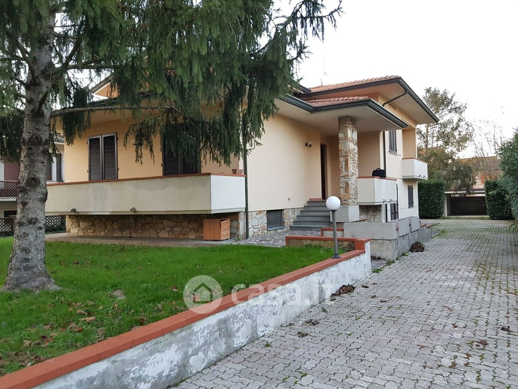 Villa in Vendita in Via della Torre a Lucca