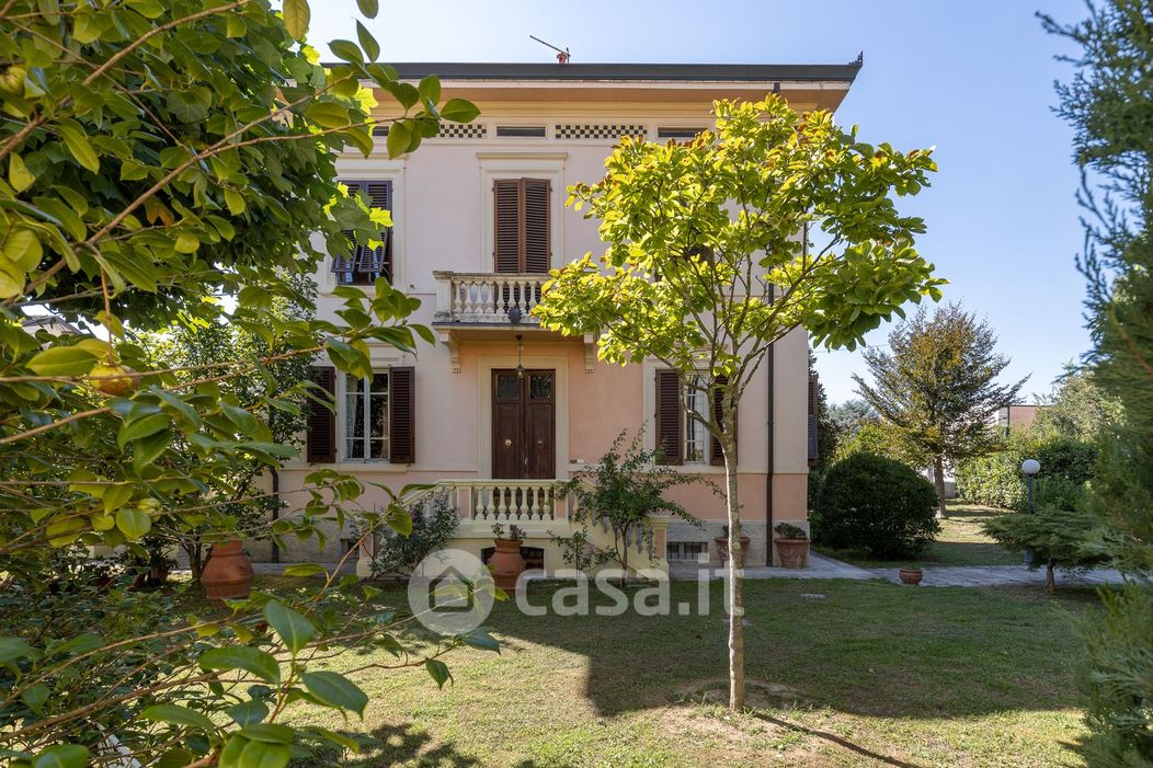 Villa in Vendita in Via pascoli 60 a Lucca