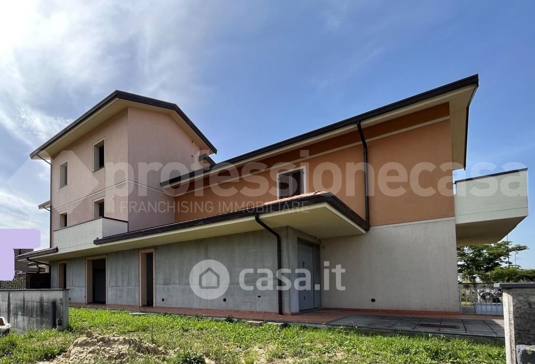 Villa in Vendita in Via Duccio Galimberti 1 a Pontedera