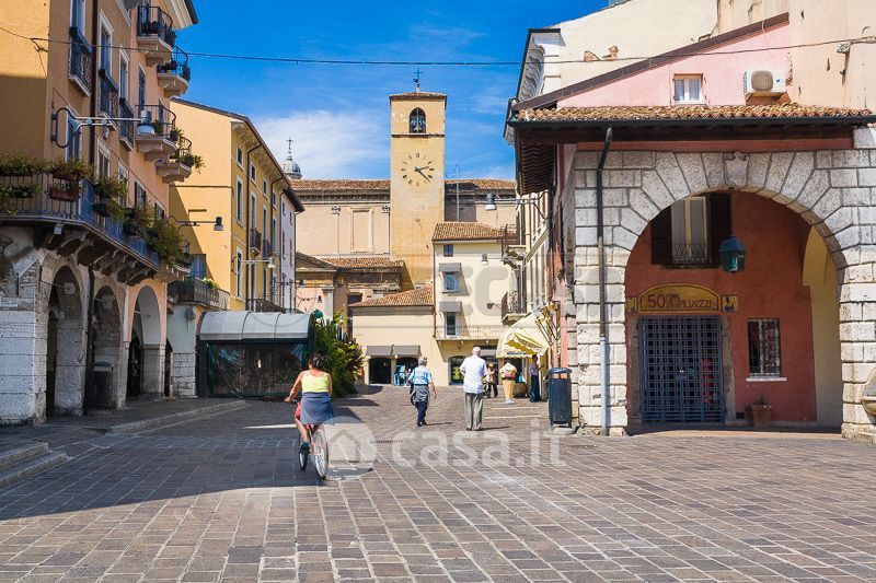 Negozio/Locale commerciale in Affitto in Piazza Garibaldi a Desenzano del Garda