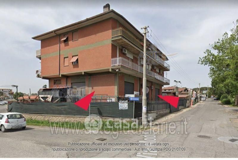 Negozio/Locale commerciale in Vendita in Via Busachi 42 a Roma