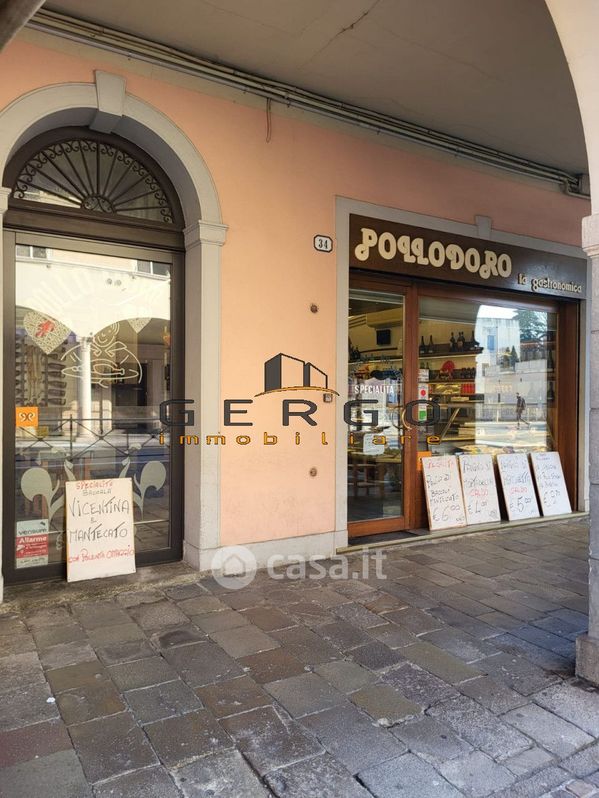 Negozio/Locale commerciale in Vendita in Via Beato Luca Belludi a Padova