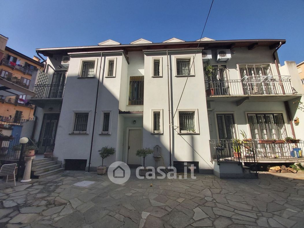 Casa Bi/Trifamiliare in Vendita in Via Bruino 26 a Torino