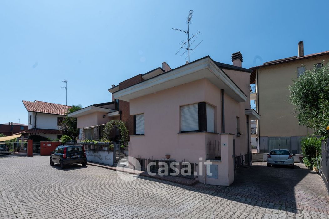 Casa indipendente in Vendita in Via dei Salici 10 a Novara