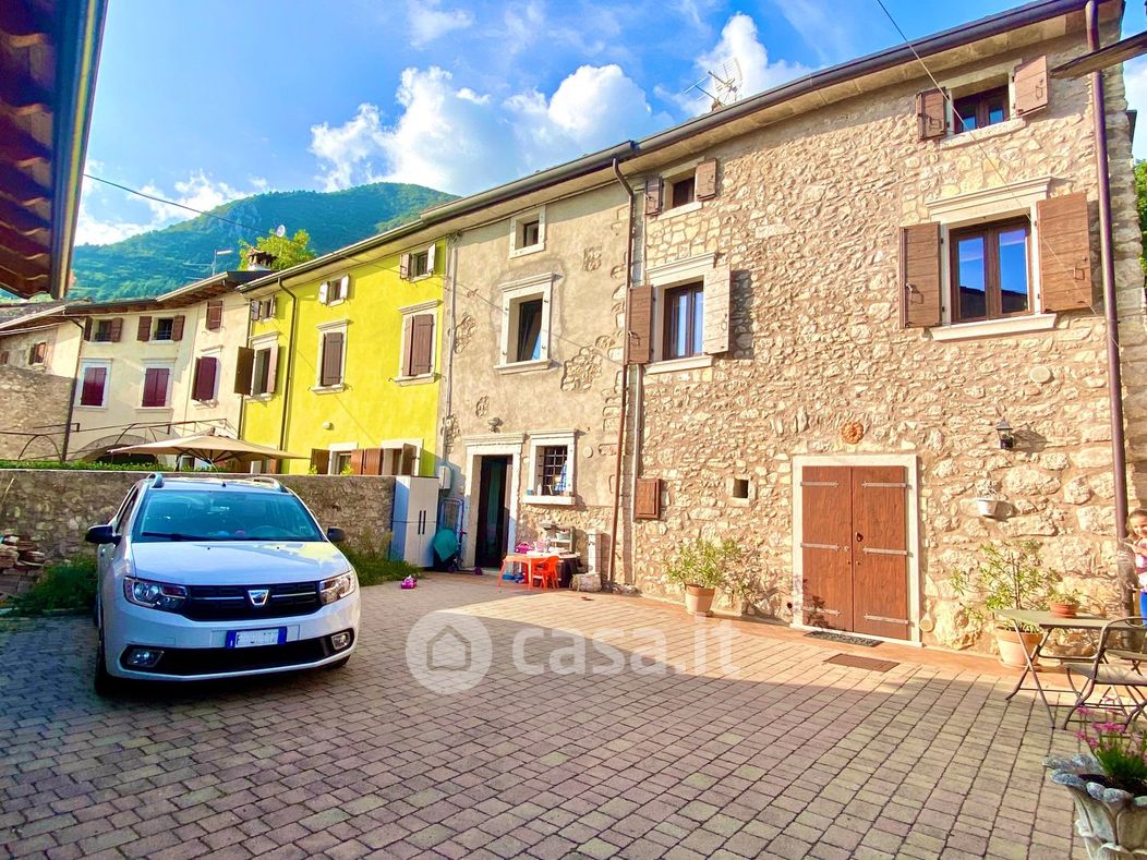 Rustico/Casale in Vendita in Piazza STRINGA a Caprino Veronese