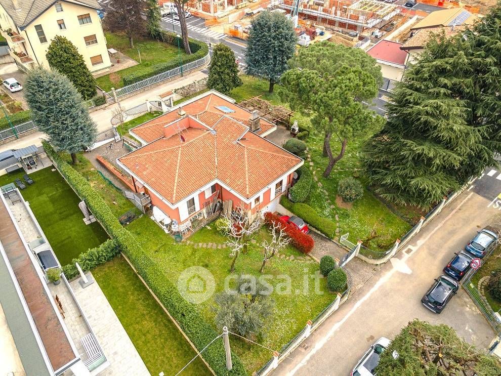Villa in Vendita in Via Vincenzo Monti 12 a Scanzorosciate