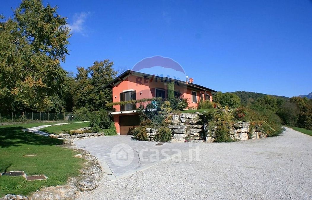 Villa in Vendita in Via Leoncavallo 17 a Saltrio