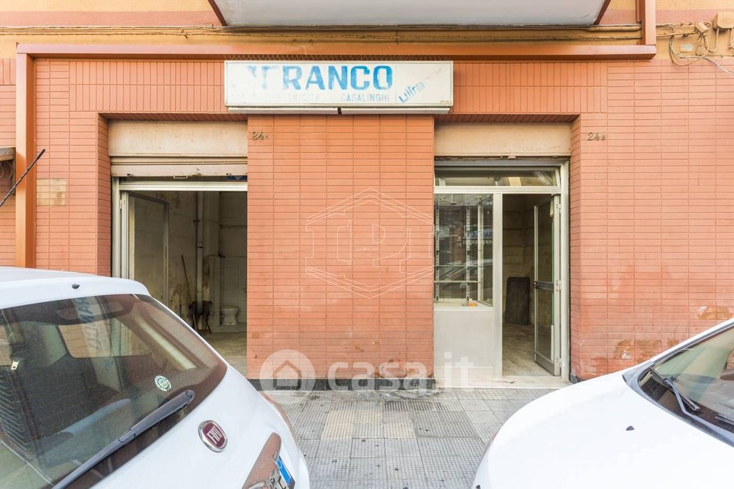 Negozio/Locale commerciale in Vendita in Via Giulio Petroni 24 a Bari