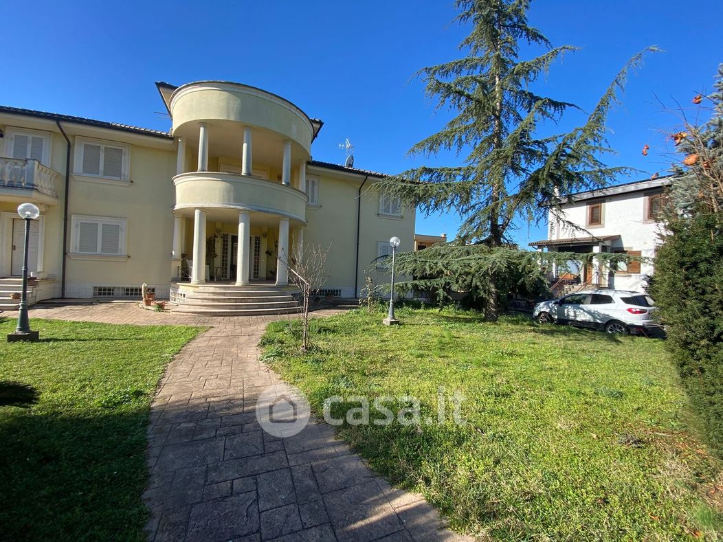 Villa in Vendita in Via Volturino 31 a Roma