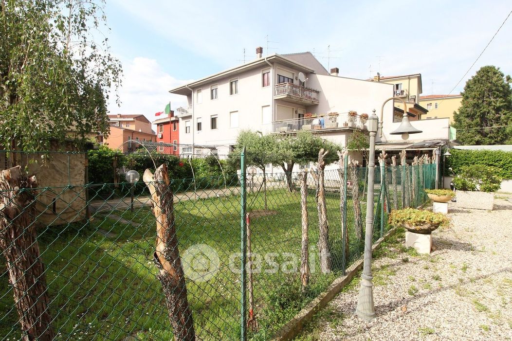 Casa Bi/Trifamiliare in Vendita in Via Agostino Guerrieri 19 a Verona