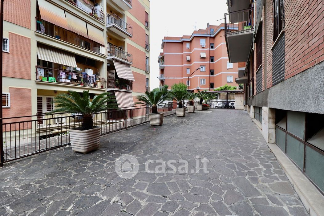 Appartamento in Vendita in Via Giulio Tarra 4 a Roma