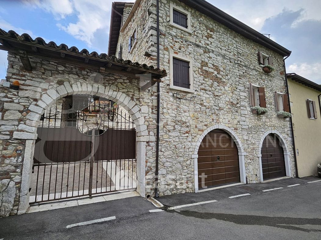 Rustico/Casale in Vendita in Via Cesare Battisti 23 a Brentino Belluno