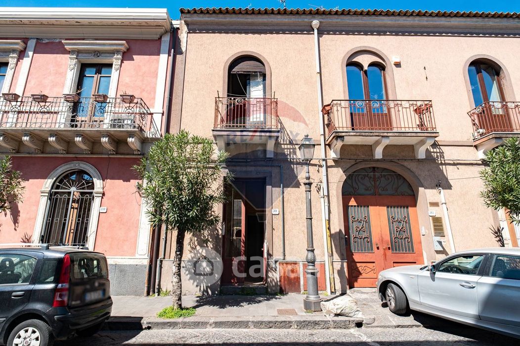 Casa Bi/Trifamiliare in Vendita in Via Giuseppe Garibaldi 361 a Zafferana Etnea