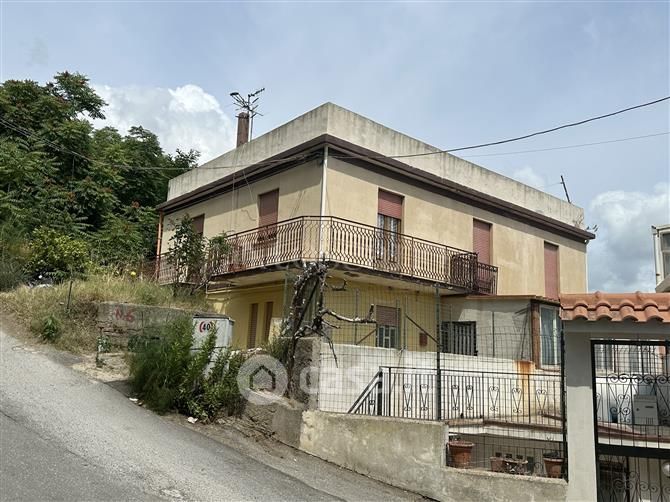 Casa indipendente in Vendita in Viale Europa a Messina
