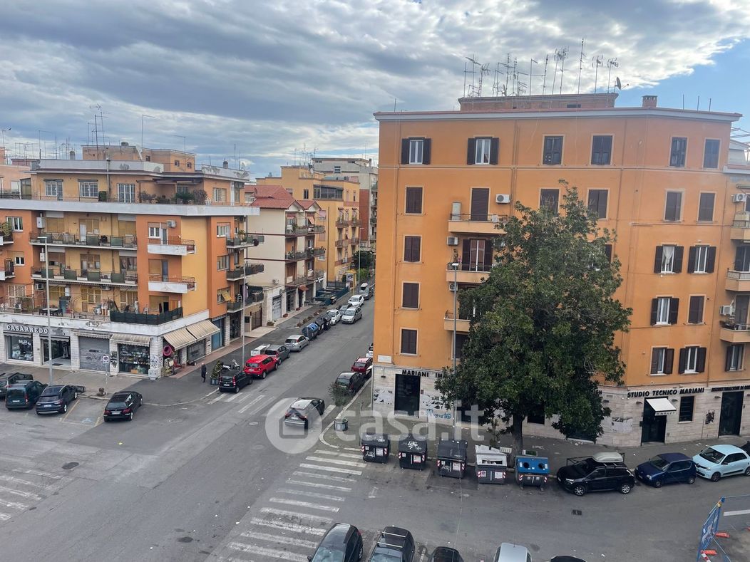 Appartamento in Vendita in Piazza delle Peonie a Roma