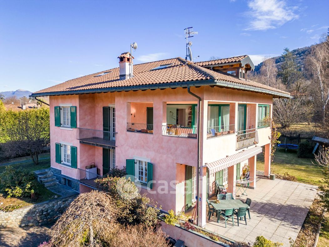 Villa in Vendita in Via P. Bozzolo a Marchirolo