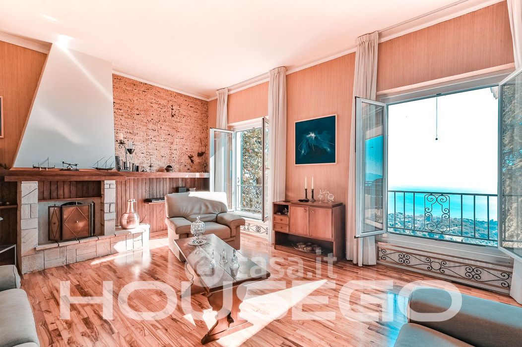 Appartamento in Vendita in Via Monte Fasce 88 a Genova