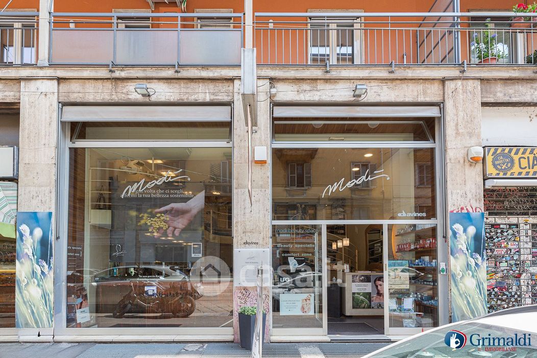 Negozio/Locale commerciale in Vendita in Corso Cristoforo Colombo 1 a Milano