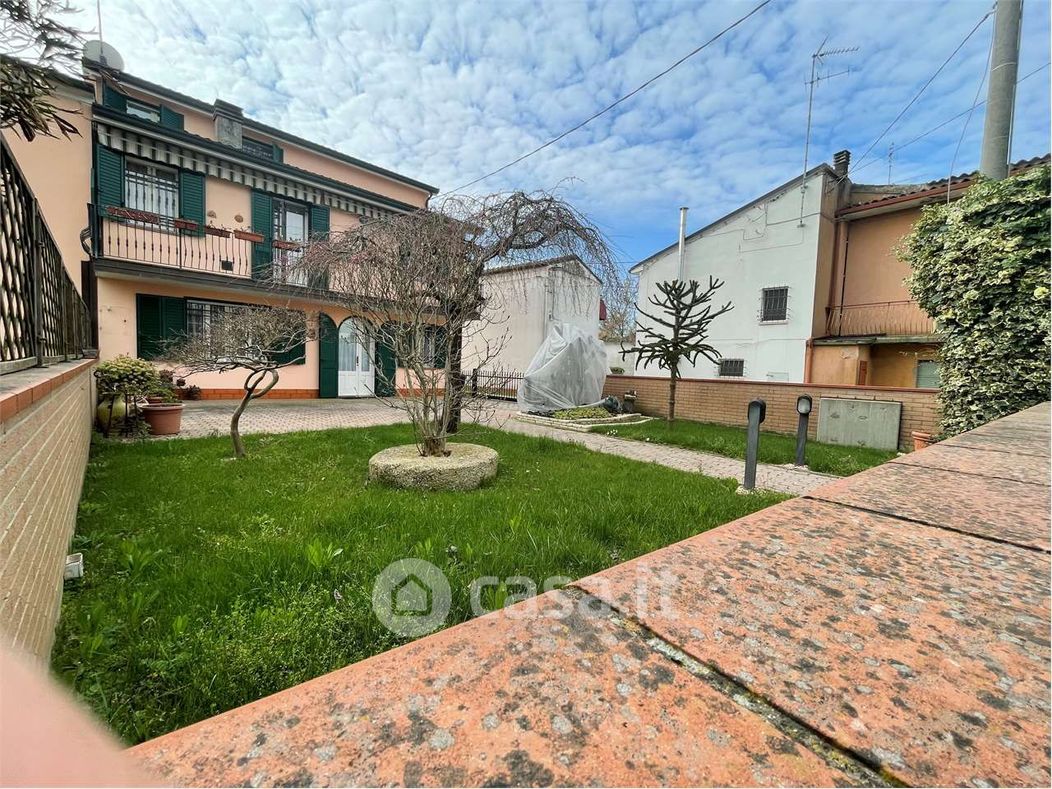 Casa Bi/Trifamiliare in Vendita in Via Aldo Chiorboli 244 a Ferrara