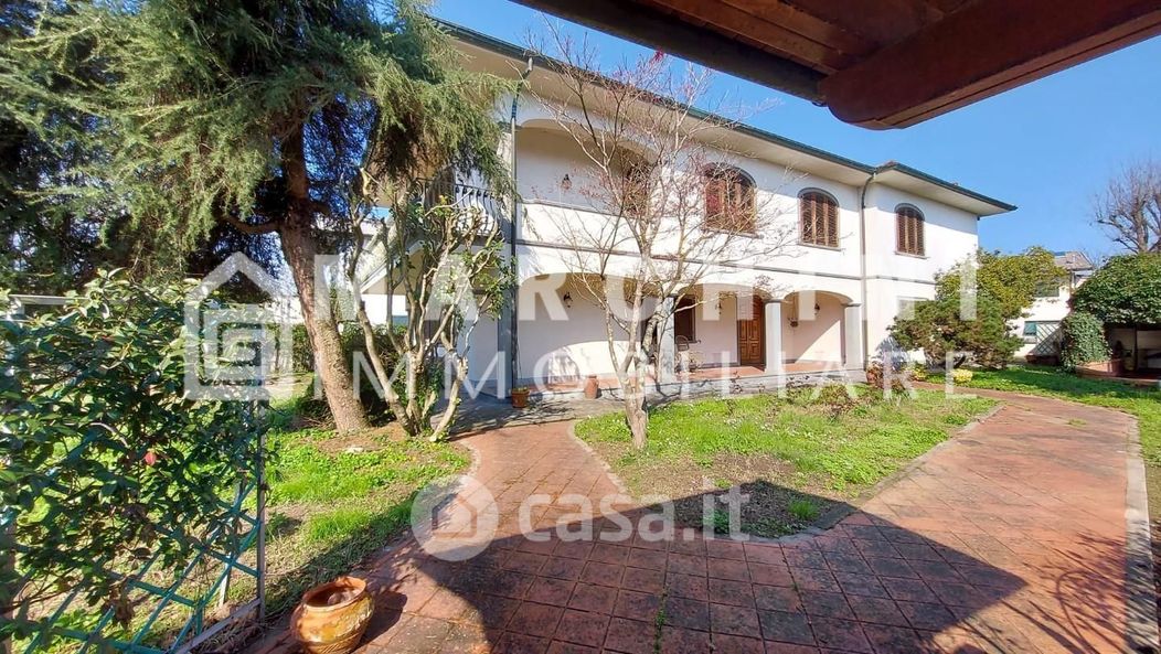 Villa in Vendita in Via Pietro Paolini 213 -179 a Lucca