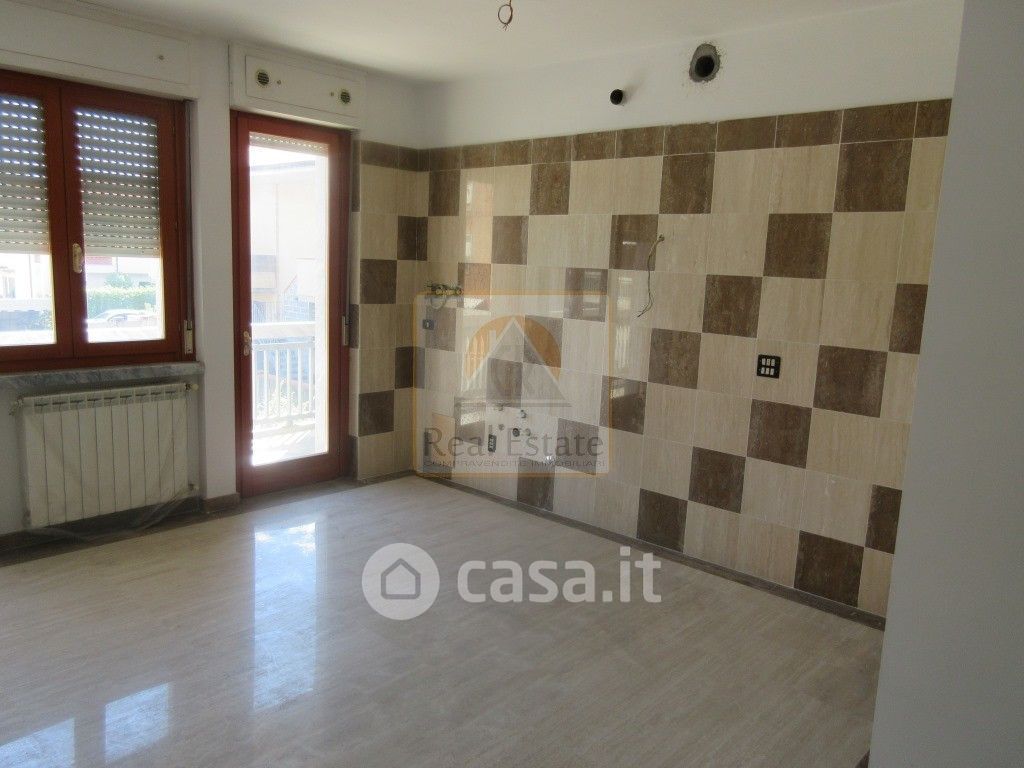 Appartamento in Affitto in Via dei Mille a Carrara