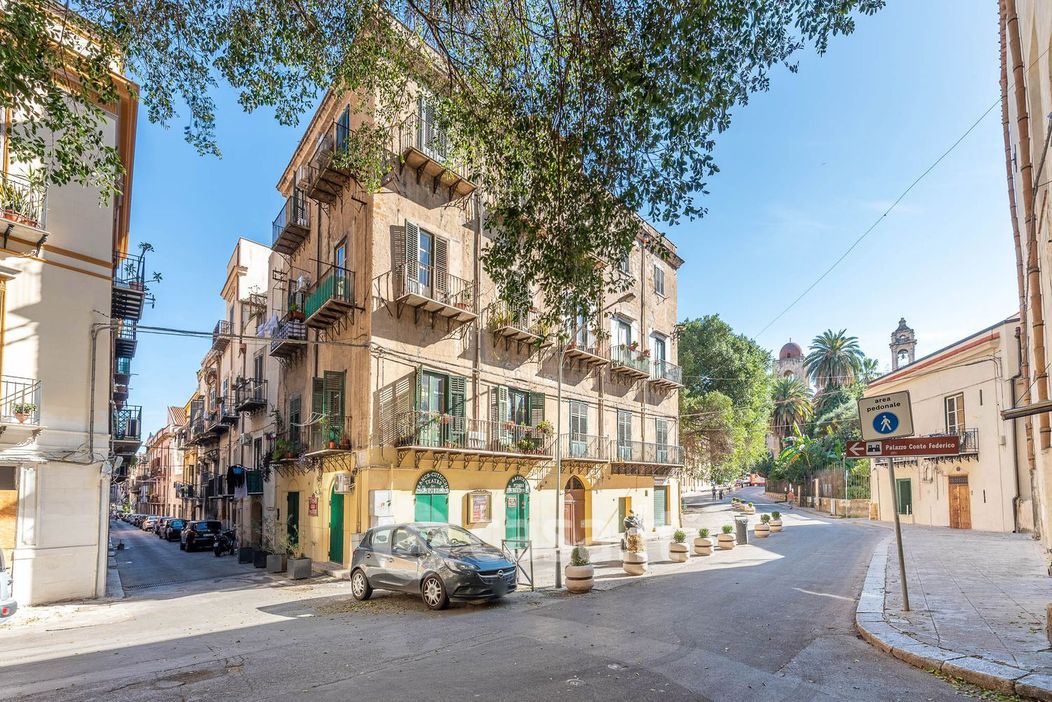 Appartamento in Vendita in Via dei Benedettini 9 a Palermo