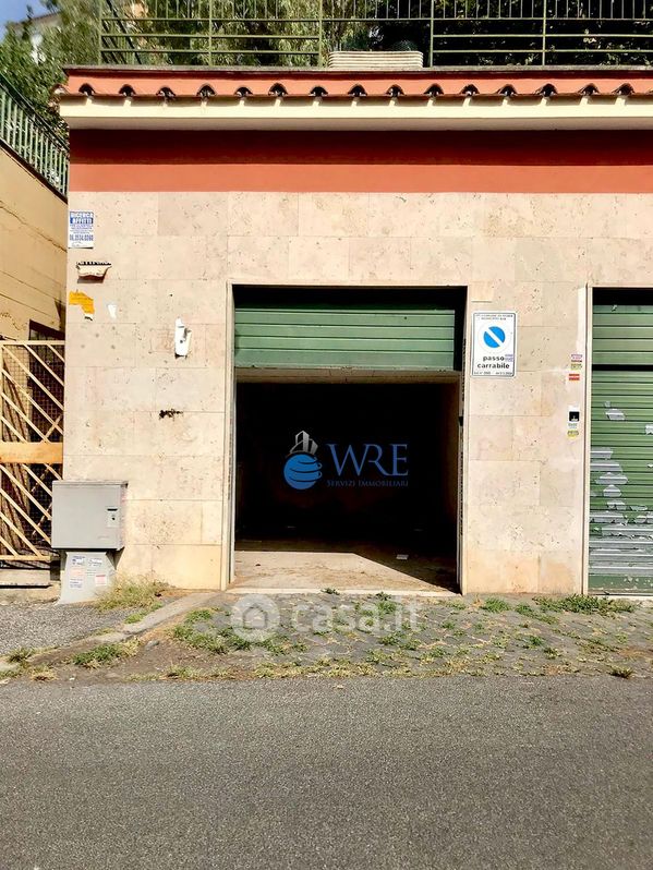 Garage/Posto auto in Affitto in Clivo di Cinna a Roma