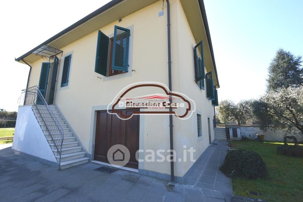 Villa in Vendita in Travessa II Via per Camaiore 55100 a Lucca