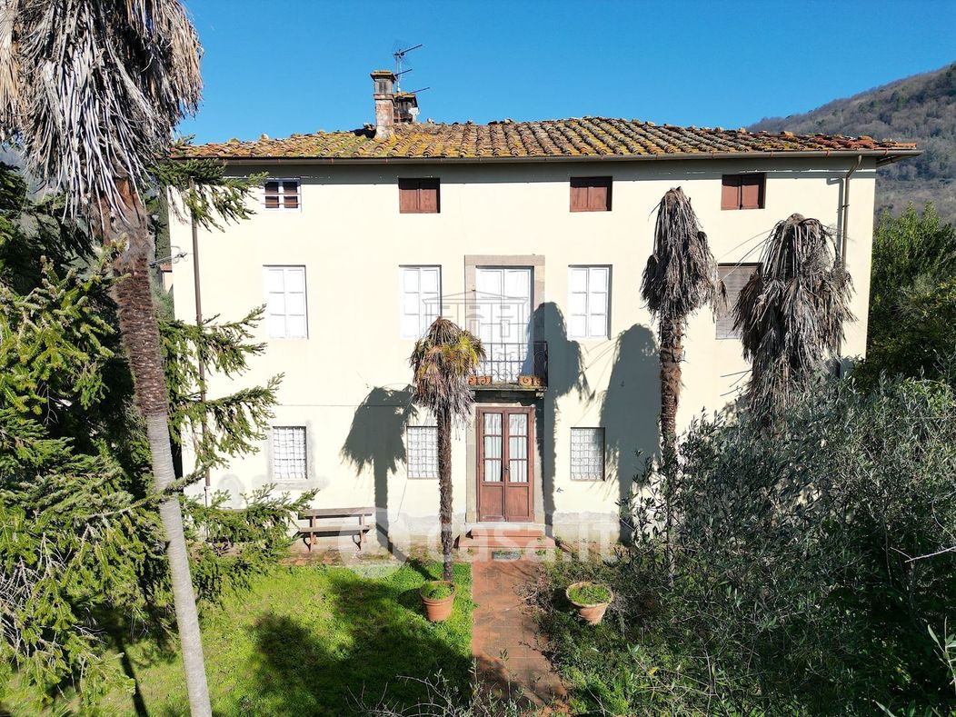 Villa in Vendita in Via Torre 688 /b a Lucca