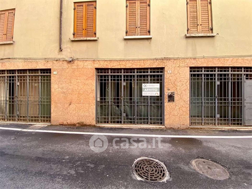 Negozio/Locale commerciale in Affitto in Via Crocefisso a Desenzano del Garda