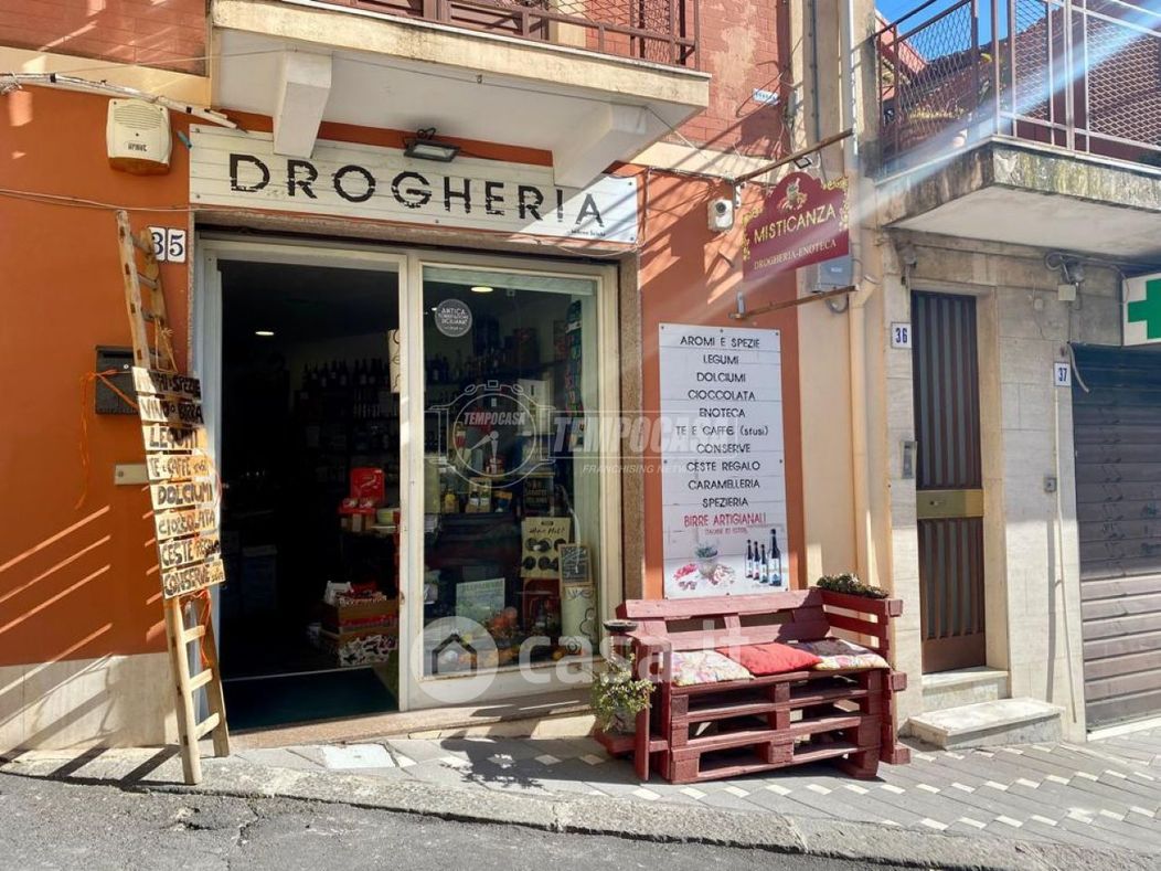 Negozio/Locale commerciale in Affitto in Piazza Vittorio Veneto a Sant'Agata li Battiati