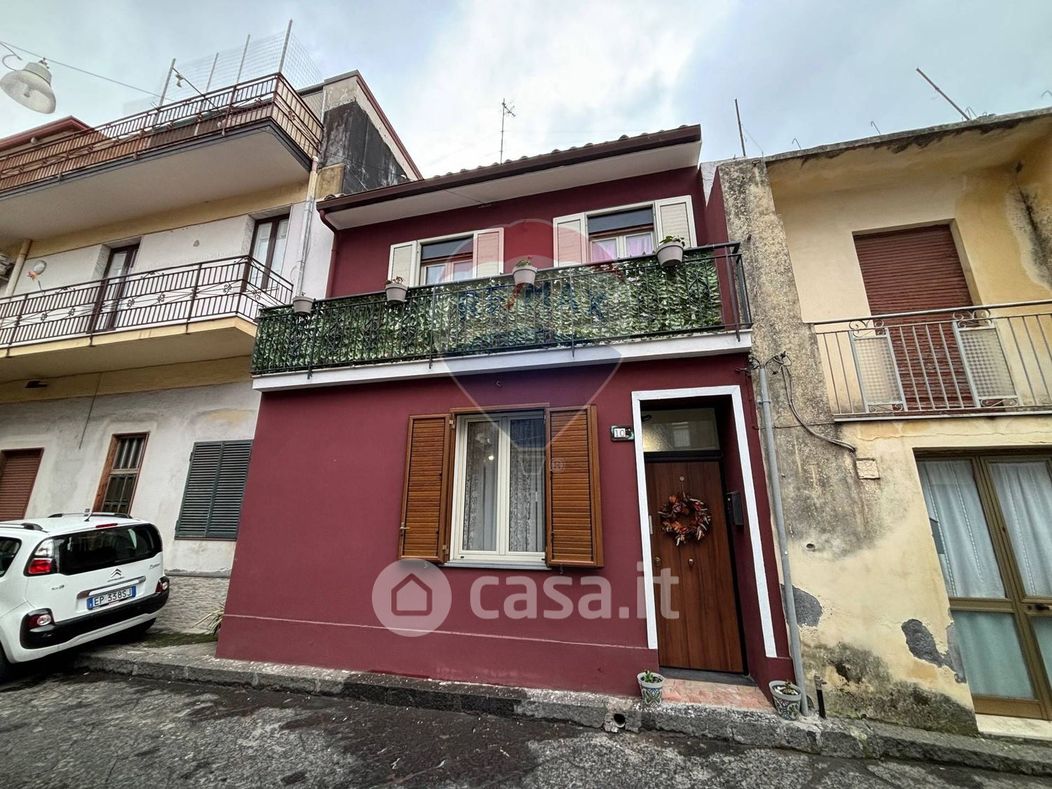 Casa Bi/Trifamiliare in Vendita in Via Sold. Giuseppe Russo 10 a Aci Sant'Antonio