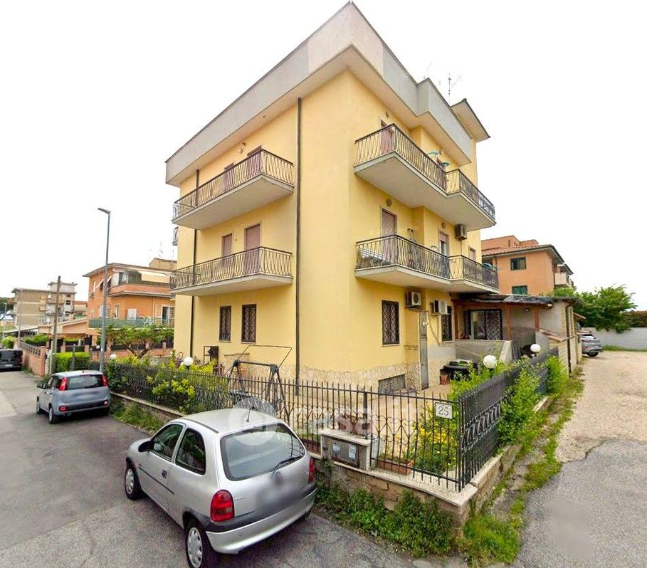 Appartamento in Vendita in Via Frisa a Roma