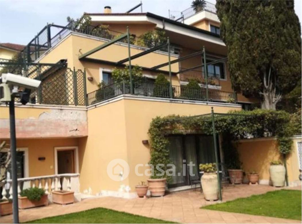 Villa in Vendita in Via Giuseppe Vaccari 5 a Roma