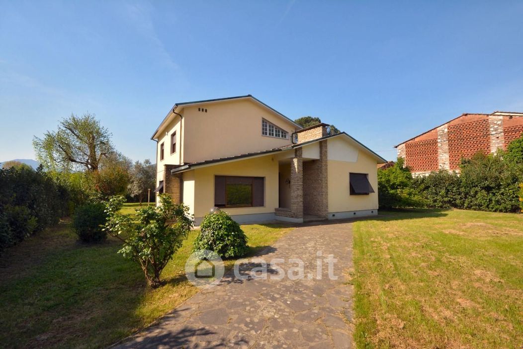 Villa in Vendita in Via per Corte Belli 55100 a Lucca