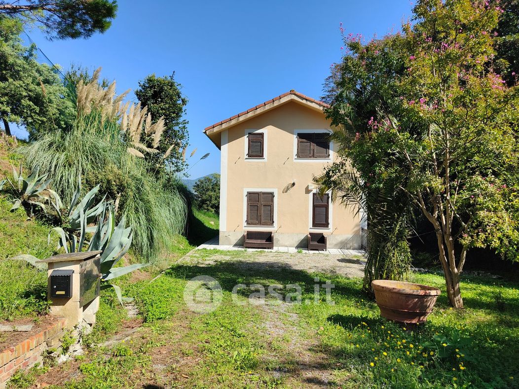 Casa Bi/Trifamiliare in Vendita in Via Antonietta Massuccone Mazzini a Genova