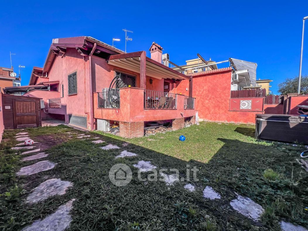Casa Bi/Trifamiliare in Vendita in Via Medardo Rosso 24 a Roma