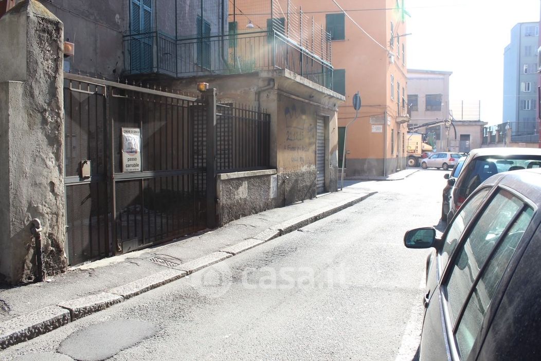 Magazzino in Vendita in Via Umberto Bertolotti 127 r a Genova