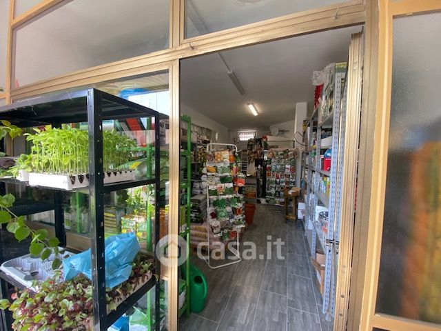 Negozio/Locale commerciale in Vendita in Via Martiri di Via Fani 3 a Valenzano
