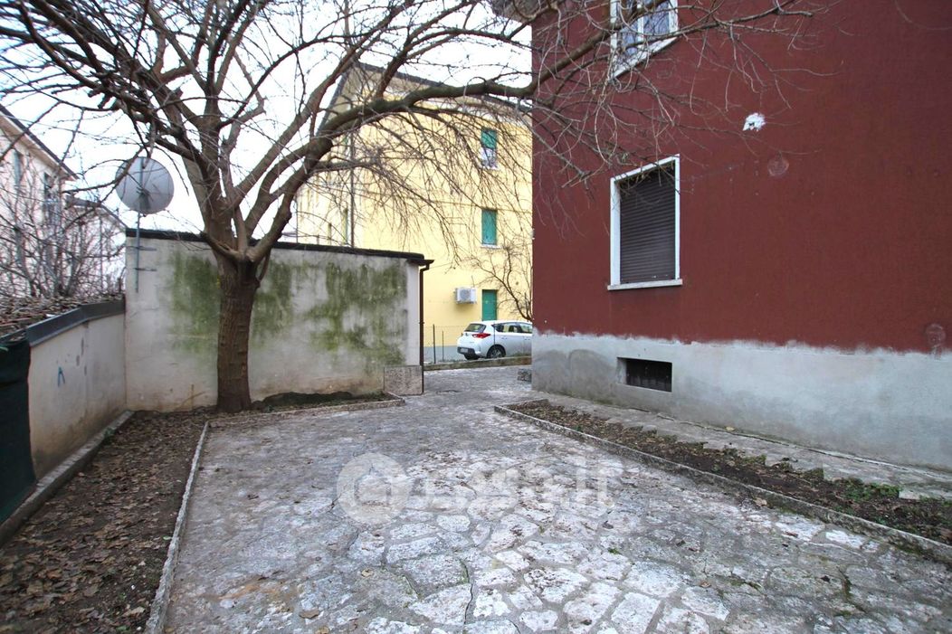Casa Bi/Trifamiliare in Vendita in Via Giulio Cesare Becelli 10 a Verona