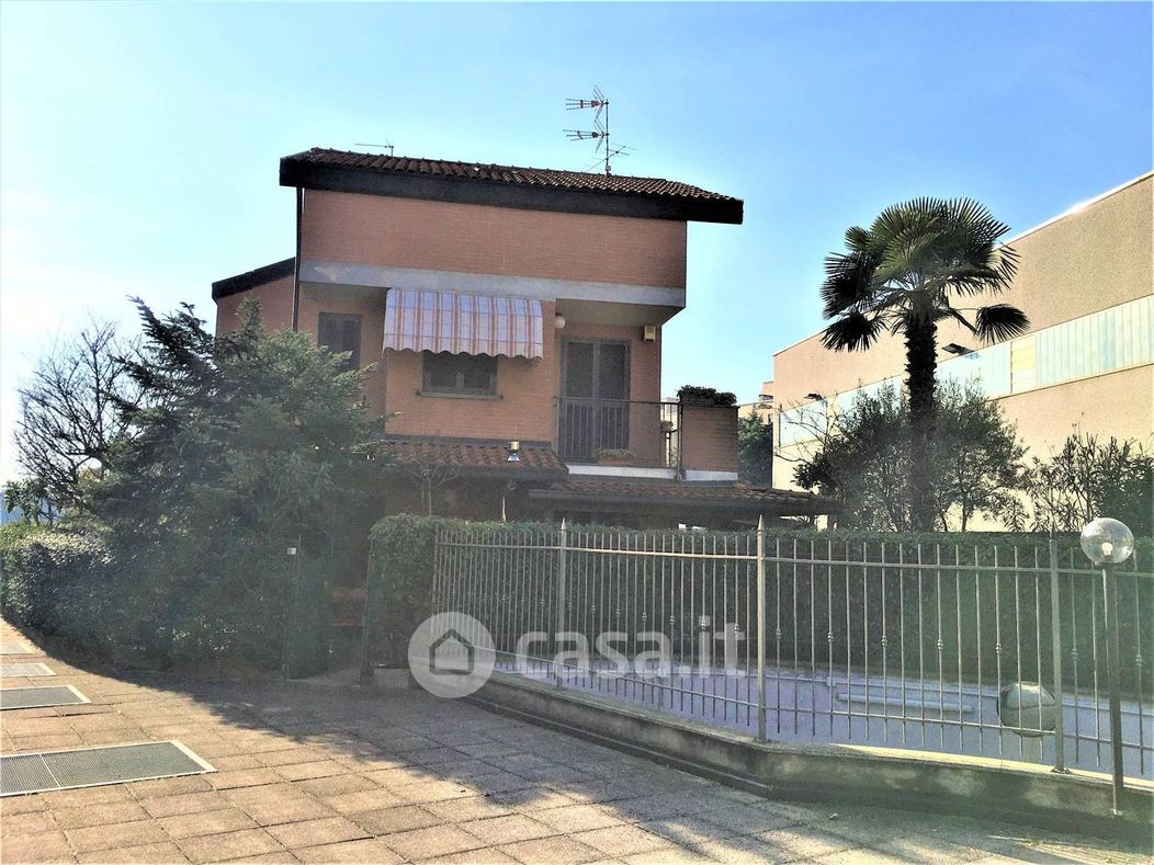 Casa Bi/Trifamiliare in Vendita in Via Gaetano Mariani 19 a Caronno Pertusella