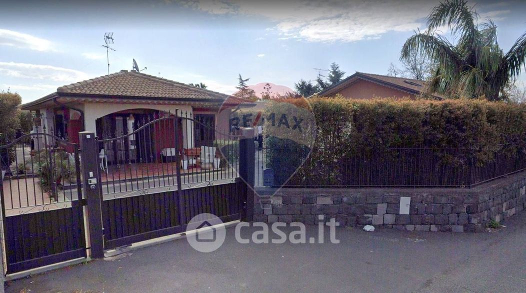 Villa in Vendita in Via Aldo Fabrizi 4 a Pedara