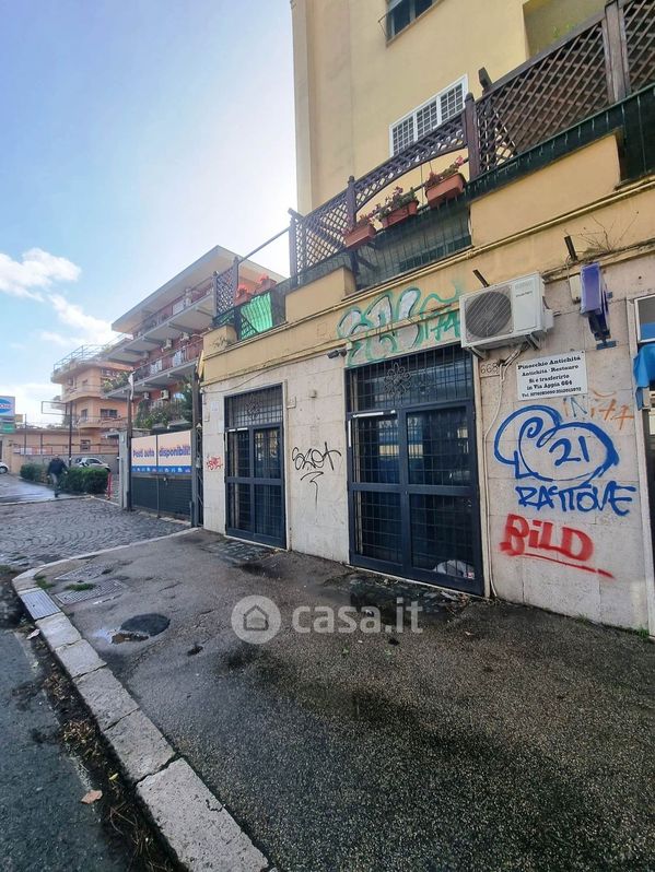 Negozio/Locale commerciale in Vendita in Via tuscolana a Roma
