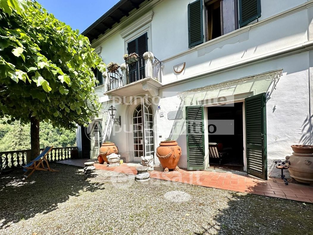 Villa in Vendita in Via Demidoff 1 a Bagni di Lucca